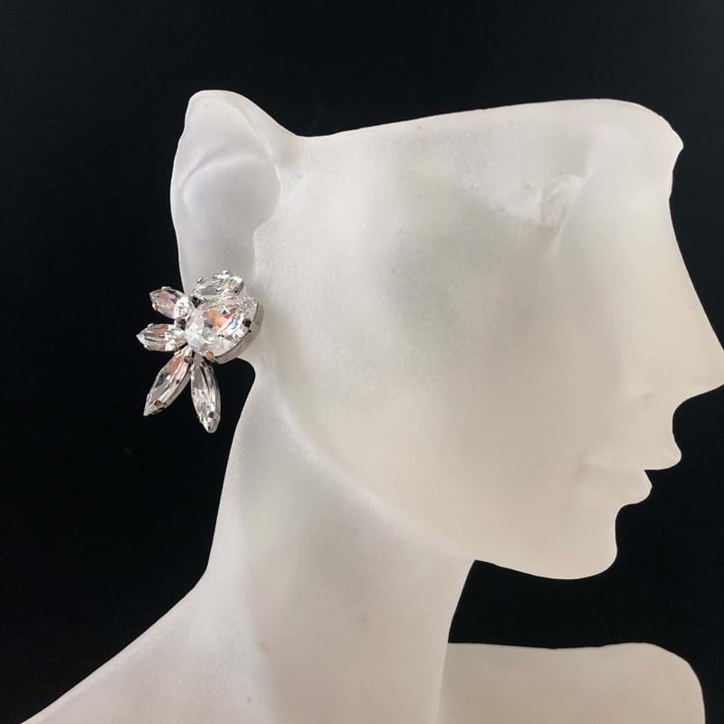 These gorgeous earrings are perfect for your wedding day or bridesmaids